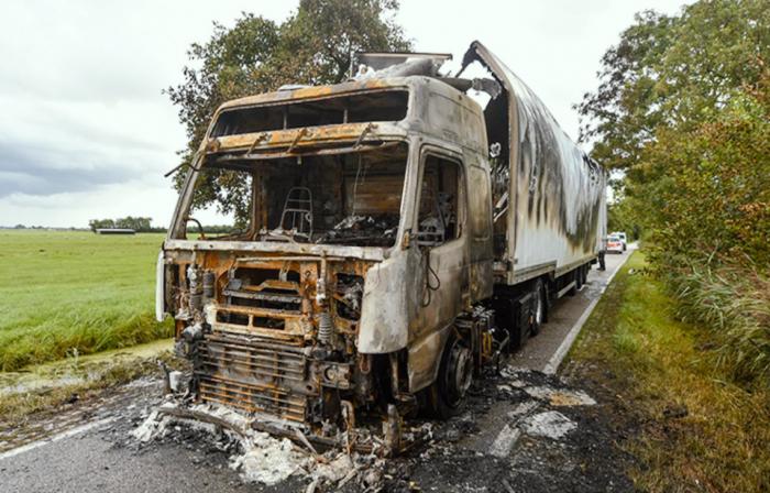 Gestolen vrachtwagen uitgebrand